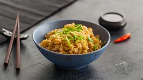 Жареный рис с имбирем и зеленым луком