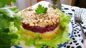 Салат из свеклы и моркови с сыром и грецкими орехами