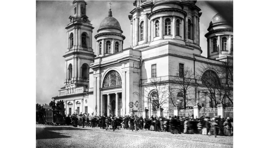 Крестный ход у Богоявленского собора в Елохове. Москва, 19 апреля 1897 г. Фото Н. Щапова