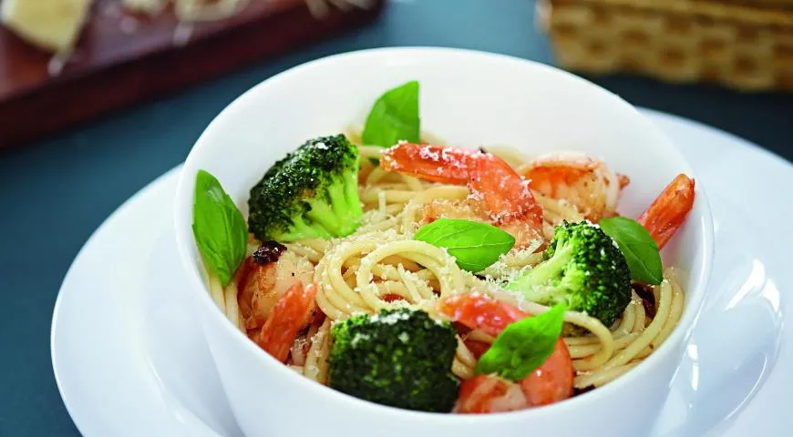 Спагетти с креветками и брокколи