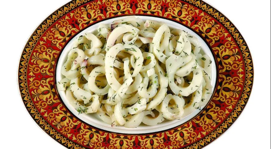 Салат с кальмаром, сыром и чесночным соусом, рецепт с фото — centerforstrategy.ru