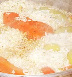 Добавить к подготовленным для плова ингредиентам рис