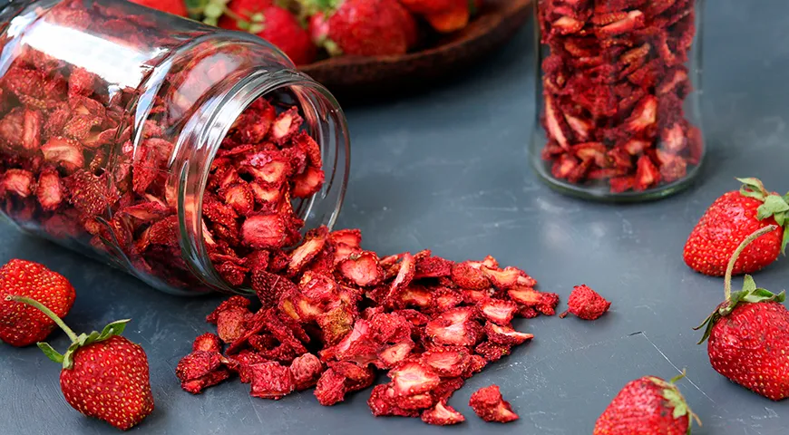 Сушеную клубнику храните в герметичной упаковке, в темном сухом месте. Рекомендуемый срок хранения — не более года 