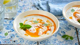 Яйца-пашот в йогуртовом соусе