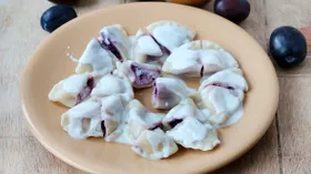 Вареники со сливами