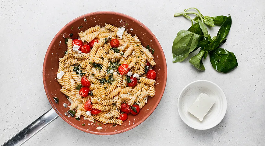 Макароны с брынзой и помидорами на сковороде