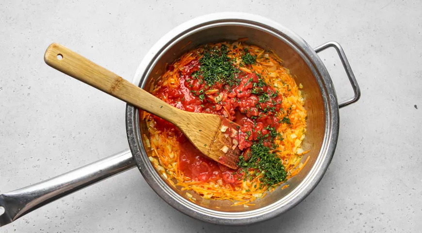 Хек, тушенный в томатном соусе с луком и морковью