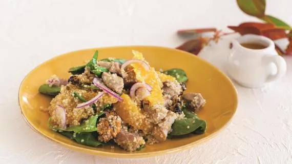 Салат из киноа с курицей и апельсинами для сытного ужина