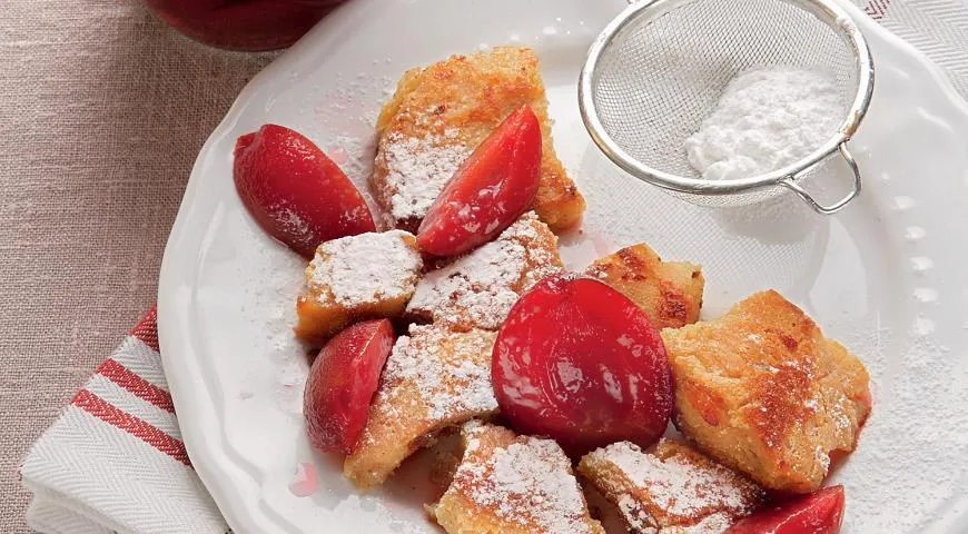 Немецкие блины со сливовым компотом