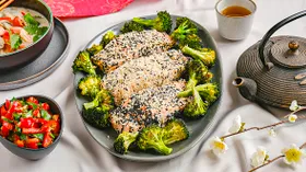 Лосось в кунжутной корочке с овощами