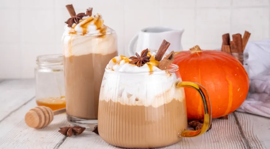 Тыквенный латте — известный осенний напиток, и в некоторых кофейнях его наливают прямо в тыкву