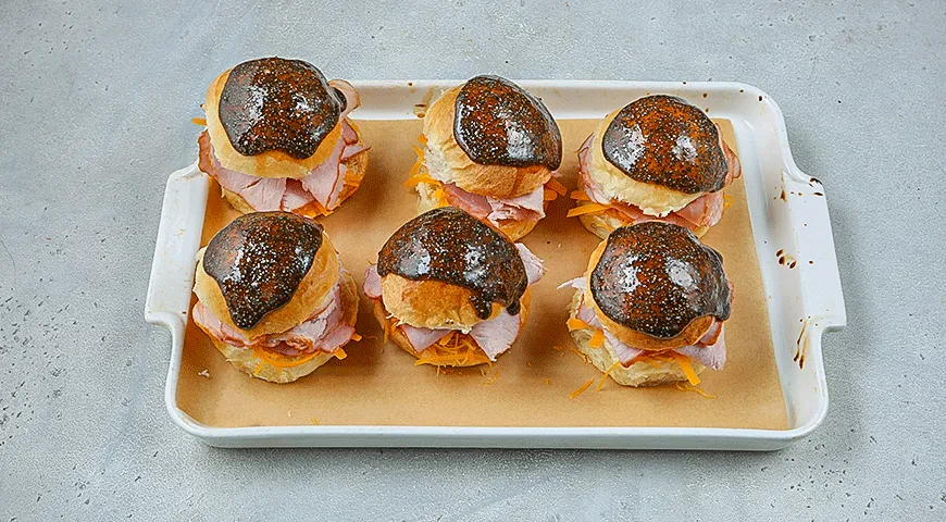 Мини-сэндвичи с карбонадом и сахарной глазурью