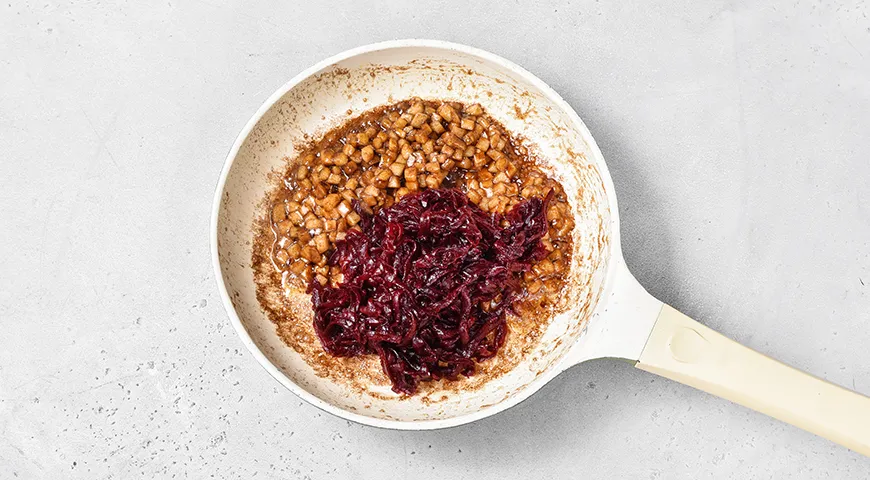 Дрожжевые пирожки со свеклой и яблоками на сковороде