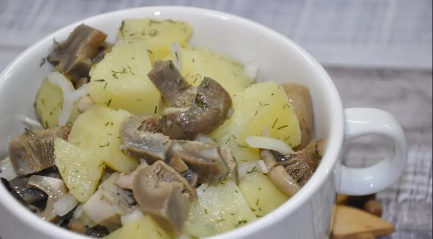 Рецепт салата из соленых груздей