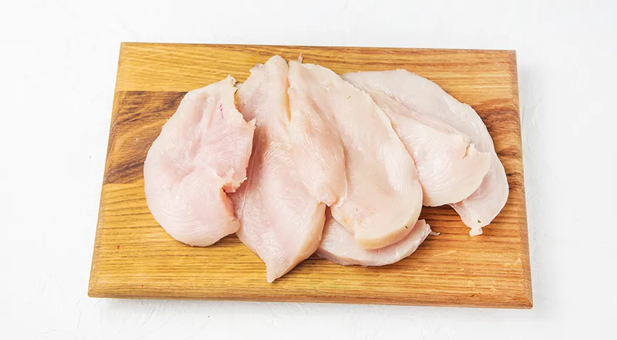 Слоёный салат с курицей, грибами, помидорами и сыром