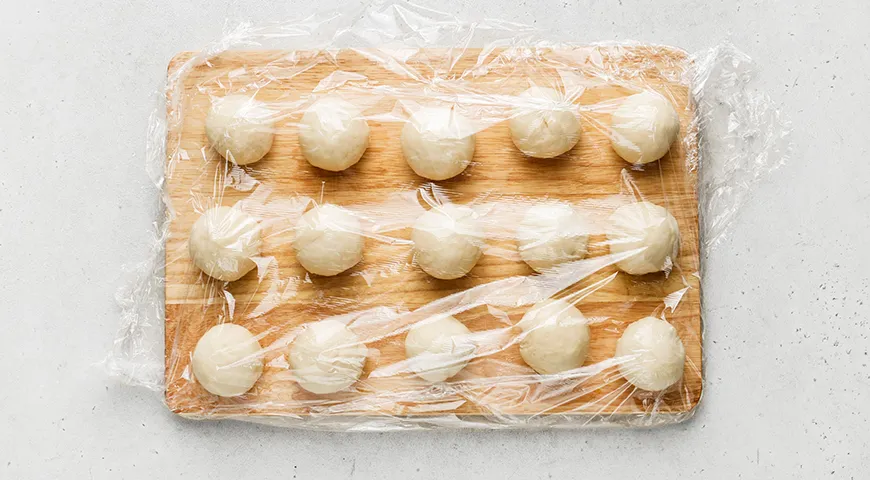 Сладкие булочки с яблоками и корицей