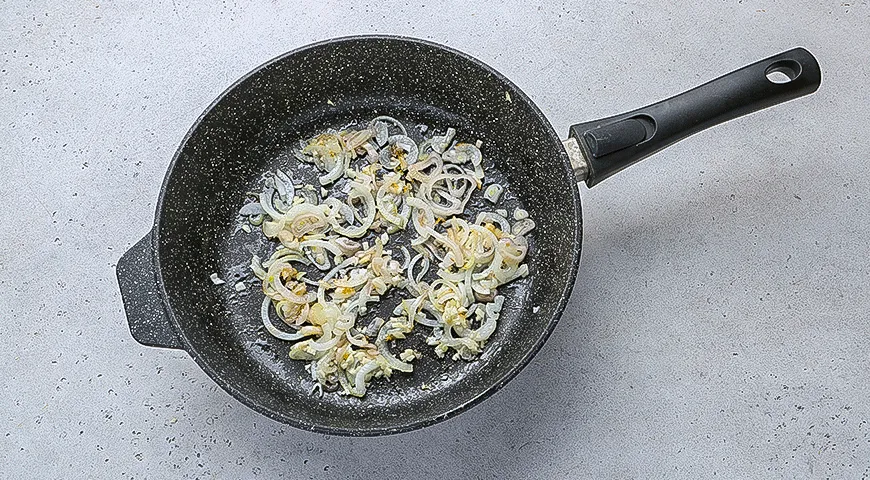 Картофельная запеканка с корейкой и сырным соусом