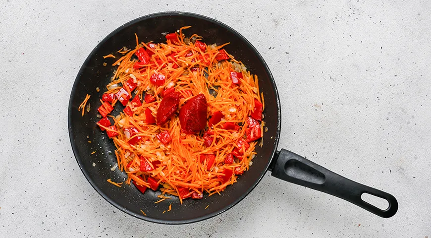 Томатный суп с курицей, фасолью и овощами