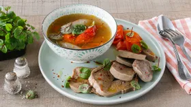 Язык в банке в бульоне