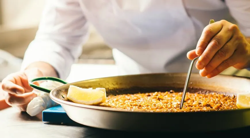 У правильно приготовленной  испанской паэльи должна быть зажаристая рисовая корочка – сокаррат