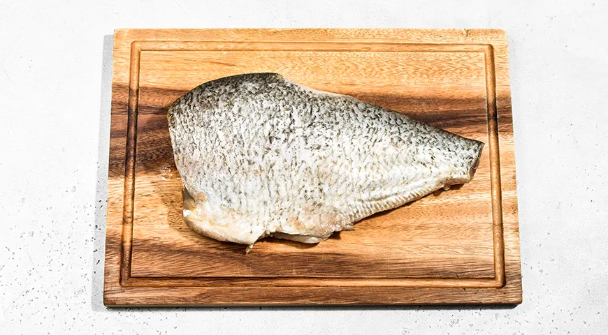 Лещ, запечённый целиком в рукаве в духовке