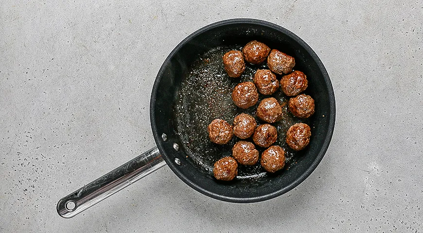 Зеленый салат с фрикадельками и брынзой