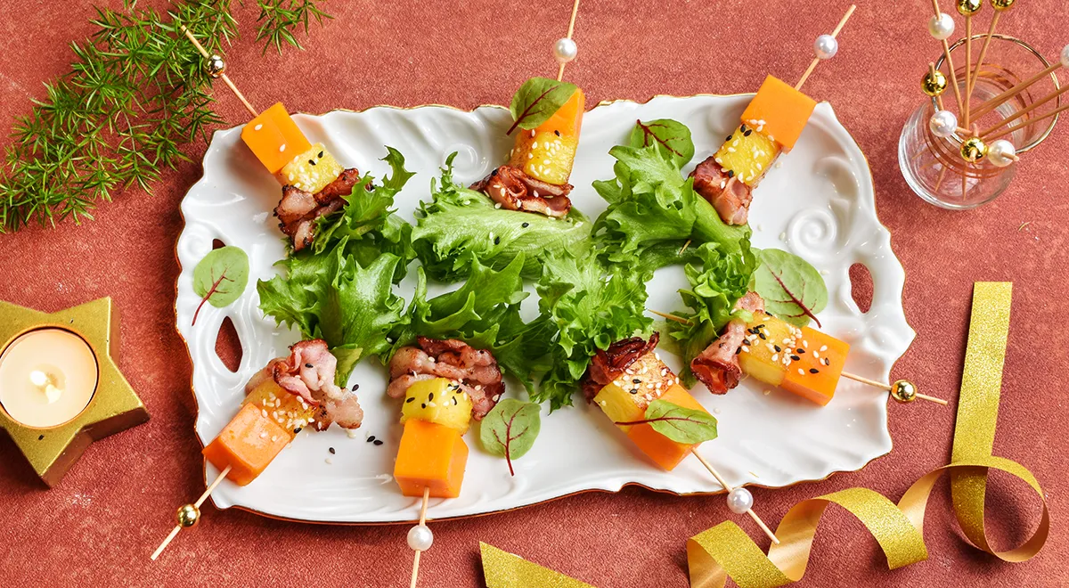 Канапе с ананасом и беконом