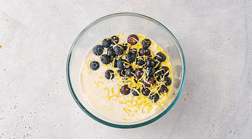 Оладьи на минеральной воде с голубикой