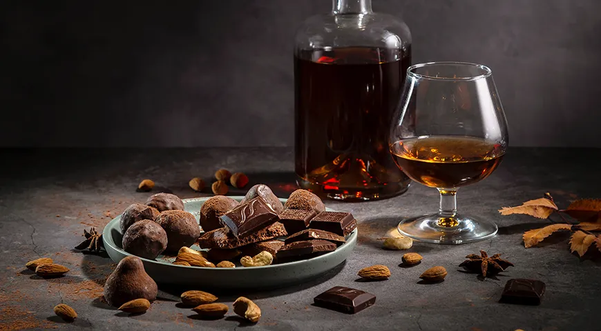Арманьяк гармонирует с темным шоколадом, орехами, карамельными и кофейными десертами