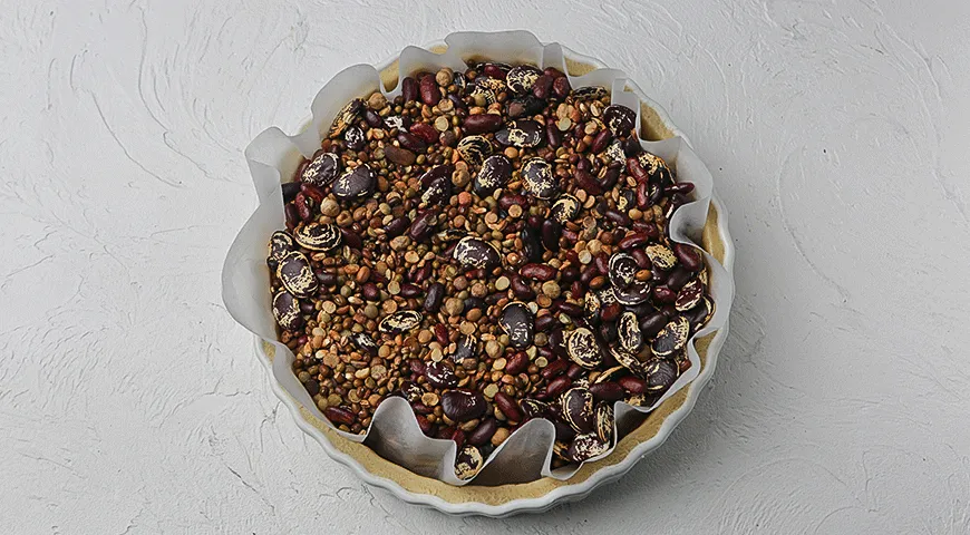 Открытый пирог со сметаной и травами