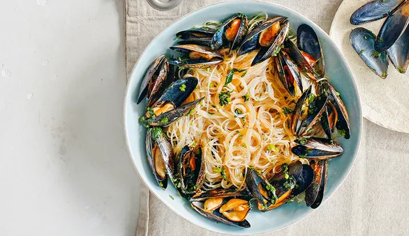 Фунчоза с мидиями