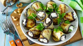 Рулетики из баклажанов с чесноком и майонезом