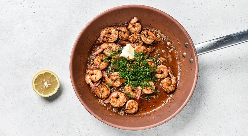 Жаренные на сливочном масле креветки с чесноком