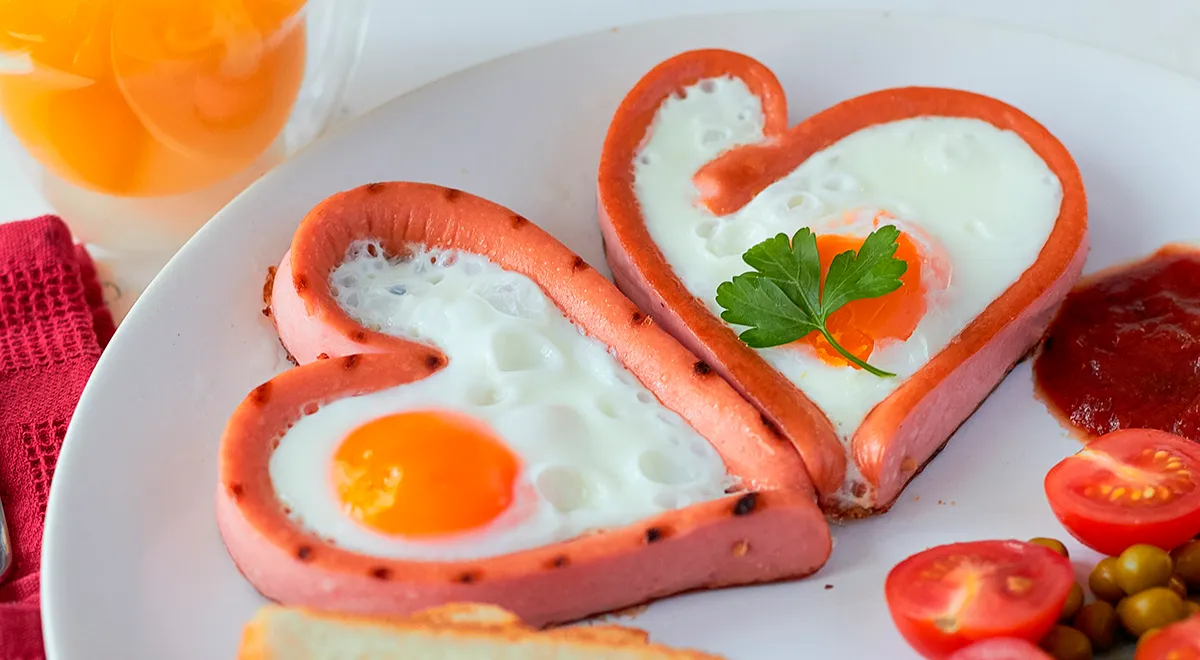 Яичница с сосиской в виде сердечка