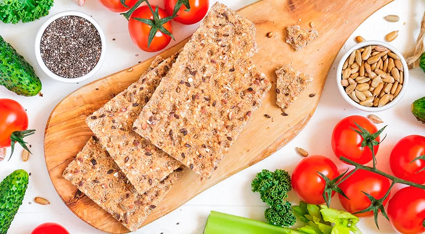 Хлебцы любят за характерный треск при надкусывании, используют как базу для закусок вместо привычного батона или берут с собой в дорогу как удобный перекус