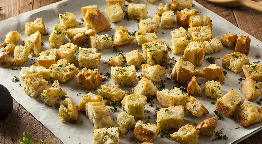 Пшеничные сухарики ароматизируют травами и пряностями