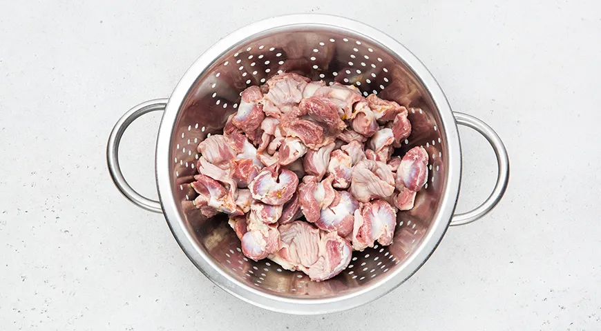 Куриные желудки, тушенные с луком