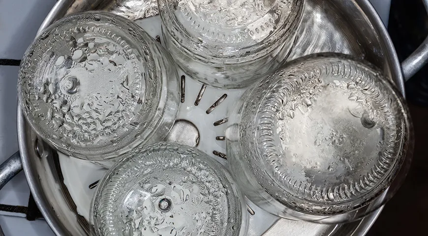 Каждому объему тары (0,5 л, 1 л, 3 л) требуется строго определенное время нахождения в кипящей воде, чтобы прогреться до самого центра банки