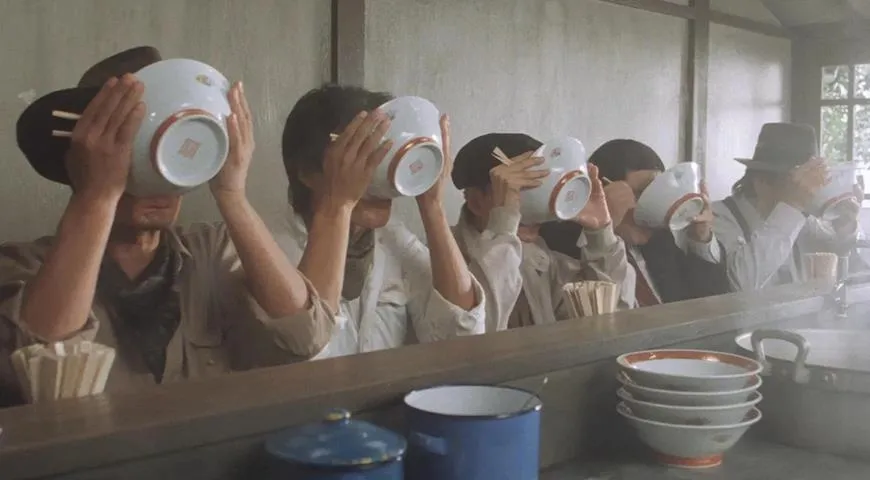 Сцена из японского фильма «Одуванчик»