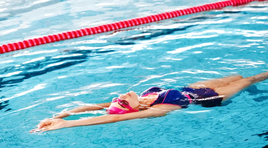 Плавание – лучший способ продлить лето, подтянуть мышцы и разгрузить голову от повседневных забот