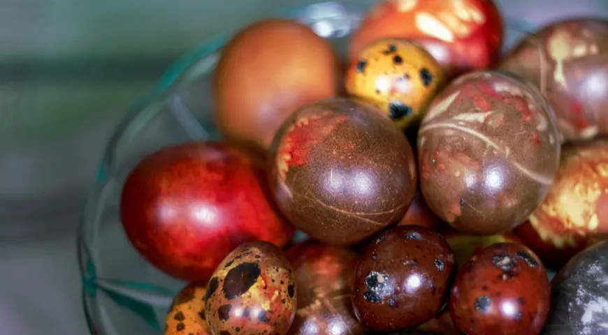 Разнообразие оттенков цвета яиц, окрашенных луковой шелухой