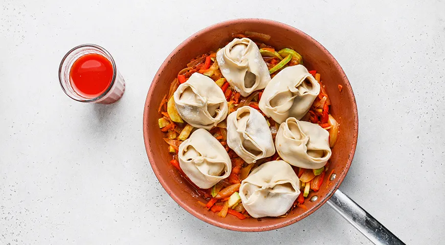 Манты на овощной подушке