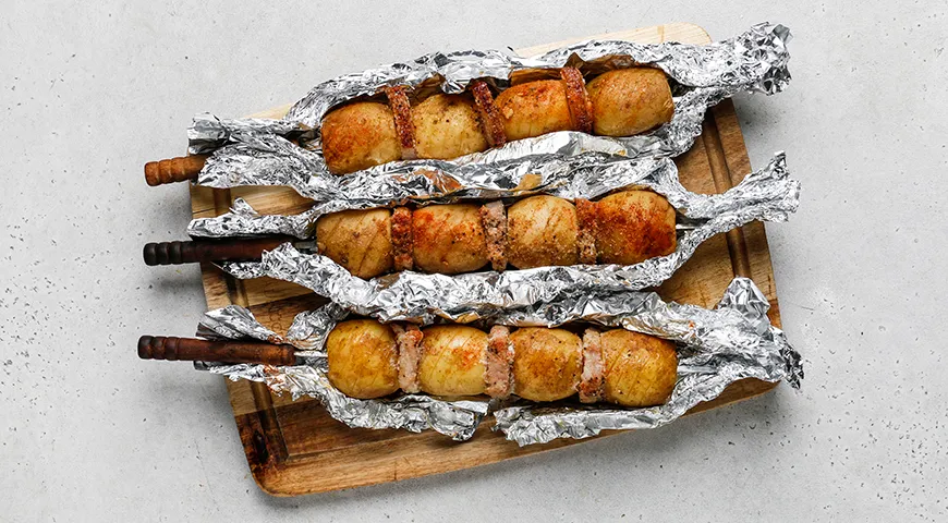 Картошка с салом на шампурах на мангале