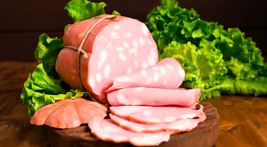 Мортаделла Болоньи (Mortadella di Bologna) отличается самой нежной структурой и равномерным вкраплением жира