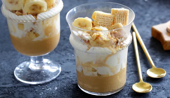Банановое мороженое с арахисовым соусом и вафлями