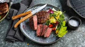 Вкусный стейк из телятины на сковороде