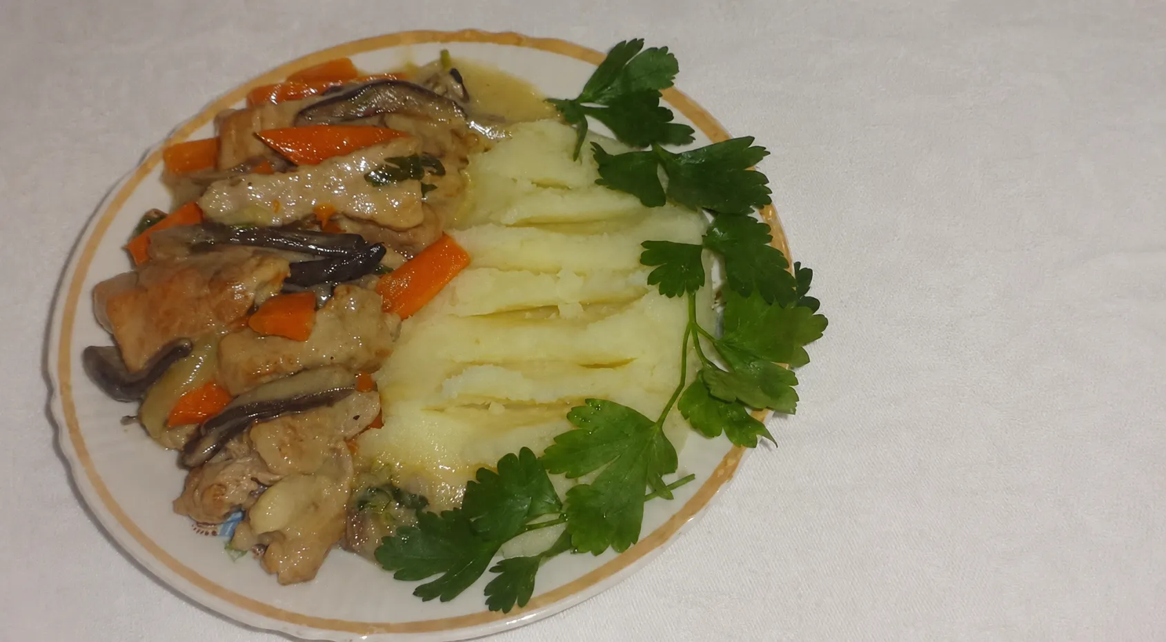 Тушёная свинина с грибами и овощами