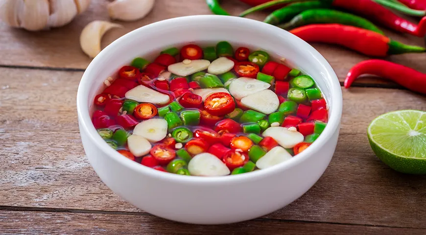 В тайских и вьетнамских семьях смешивают рыбный соус с измельченным перцем чили, чесноком или зеленью прямо в индивидуальной пиале 