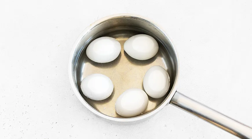 Яйца, фаршированные свеклой и сельдью