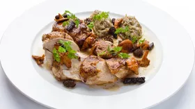 Цыпленок с грибами,  воздушным картофелем и трюфелем